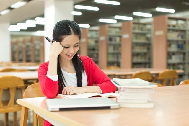 asian-college-student-on-campus