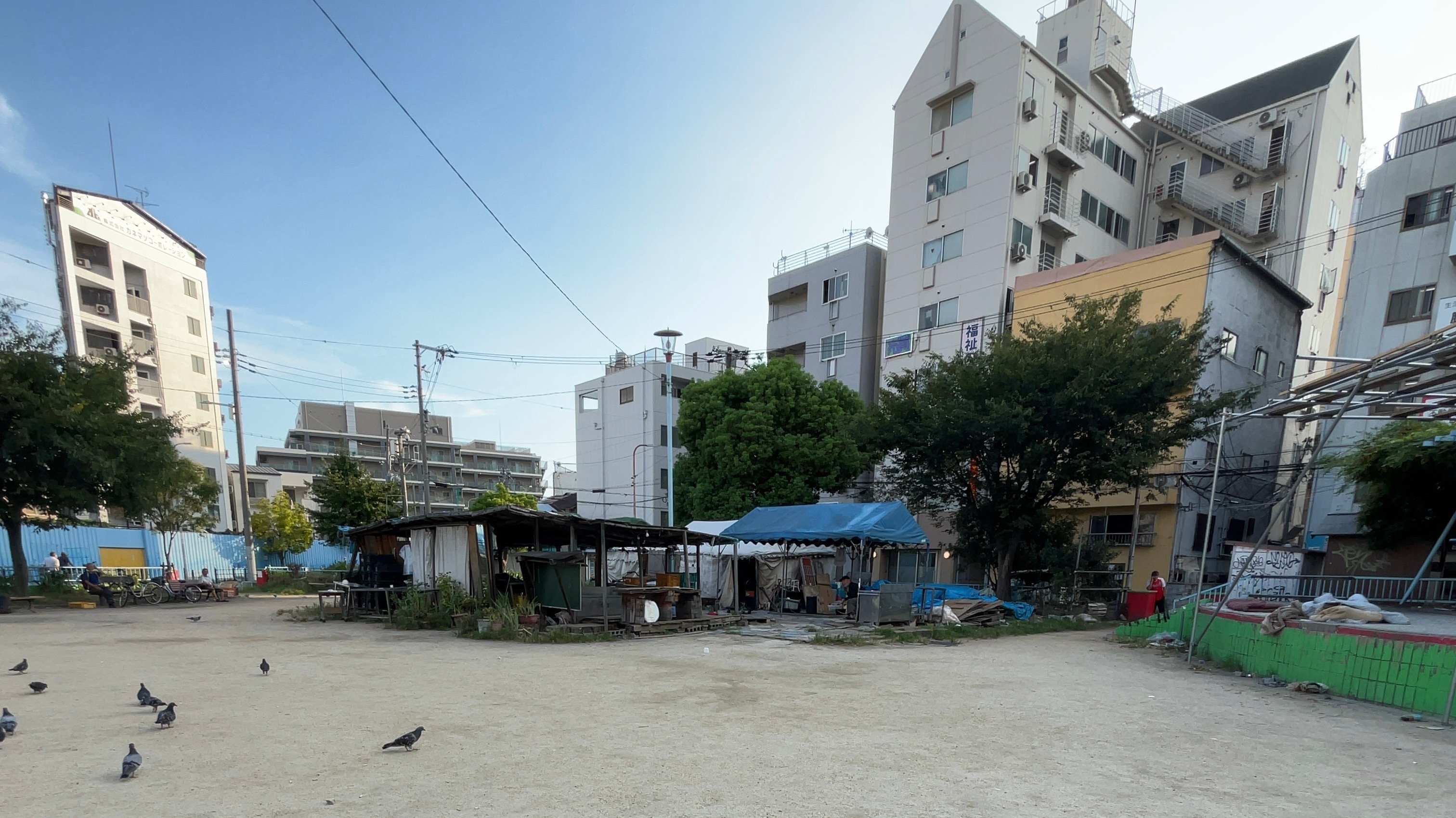 西成でホームレスの聖地とも呼ばれる三角公園